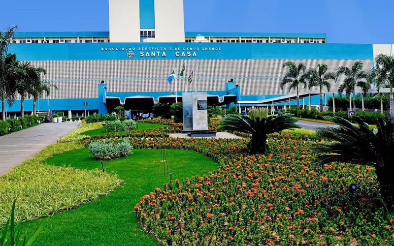 Fachada da Santa Casa de Campo Grande (MS), onde a Dra. Liliane Smaniotto fez grande parte da formação médica