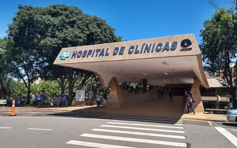 Entrada do Hospital de Clínicas da UNICAMP, em Campinas (SP), onde a Dra. Liliane Smaniotto fez a Residência em Psiquiatria