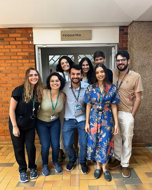 Dra. Liliane Smaniotto com colegas da Residência em Psiquiatria, em frente ao setor de Psiquiatria do HC da UNICAMP